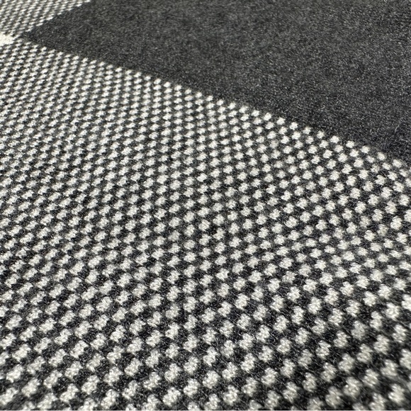 Tahari Soft Wide Check Plaid Knit Sweater Gray White Cottage Ranch Holiday Sz L - Picture 8 of 9